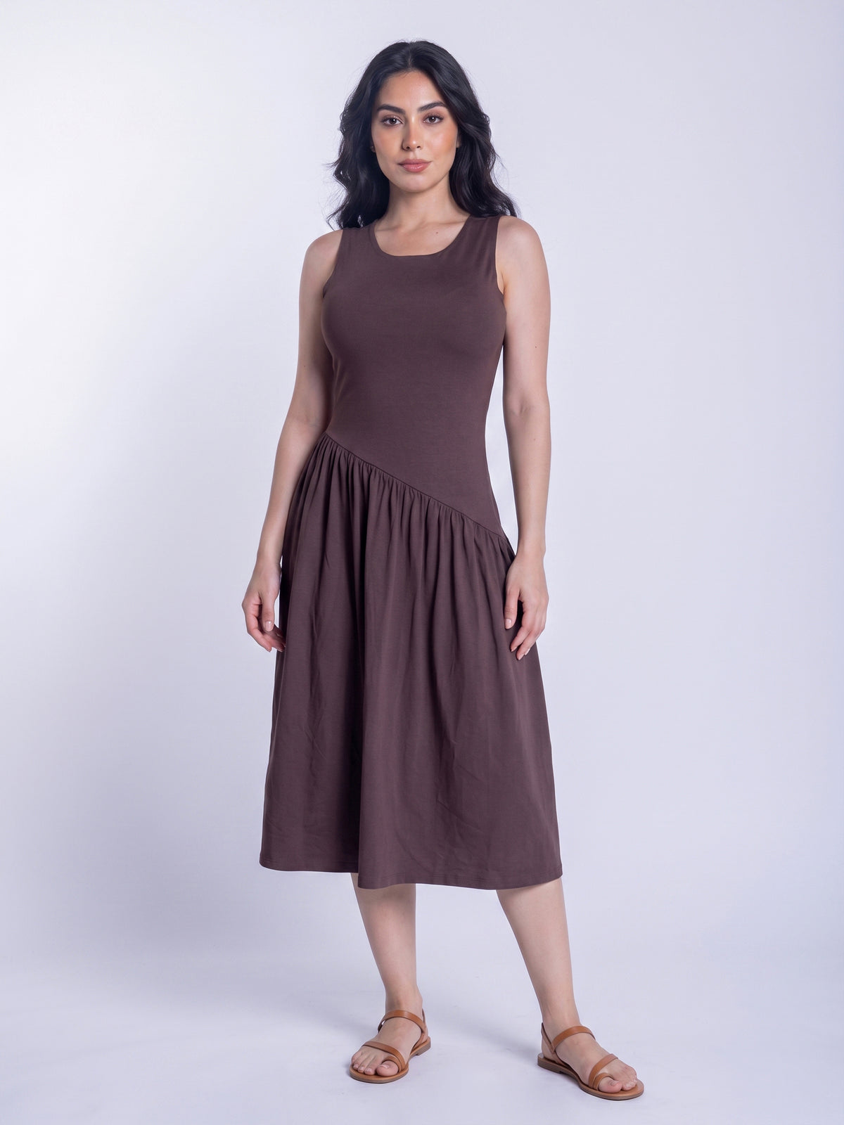 Vestido cafe de tirantes con falda asimetrica