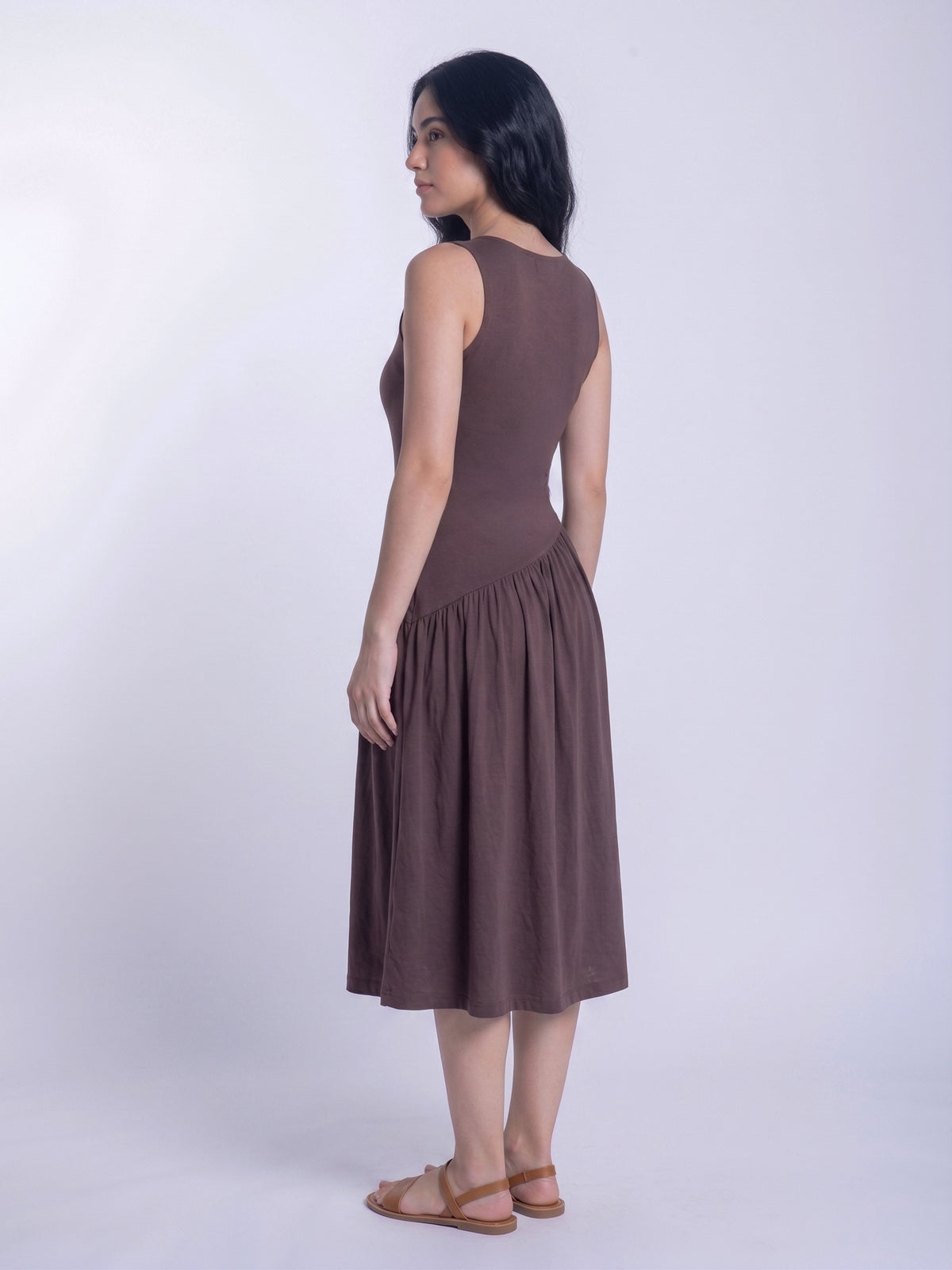 Vestido cafe de tirantes con falda asimetrica
