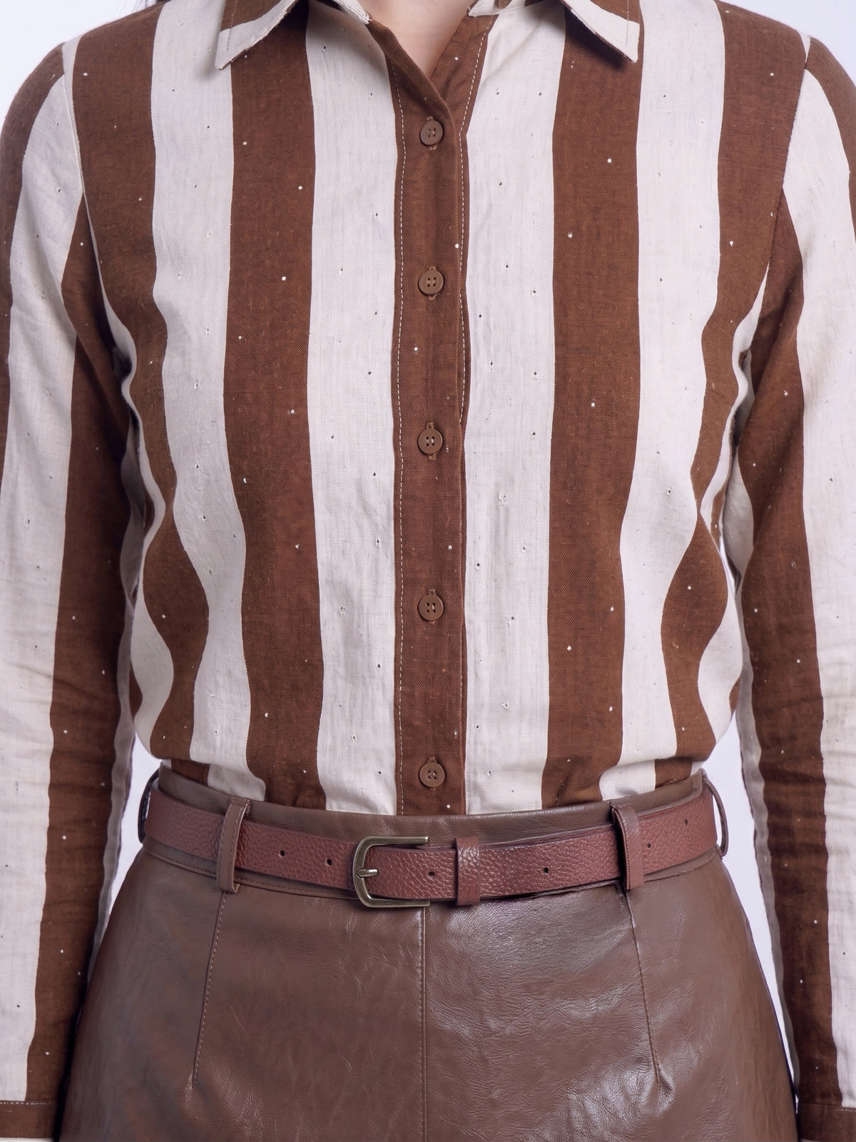 Blusa blanca con cafe con destellos abotonada