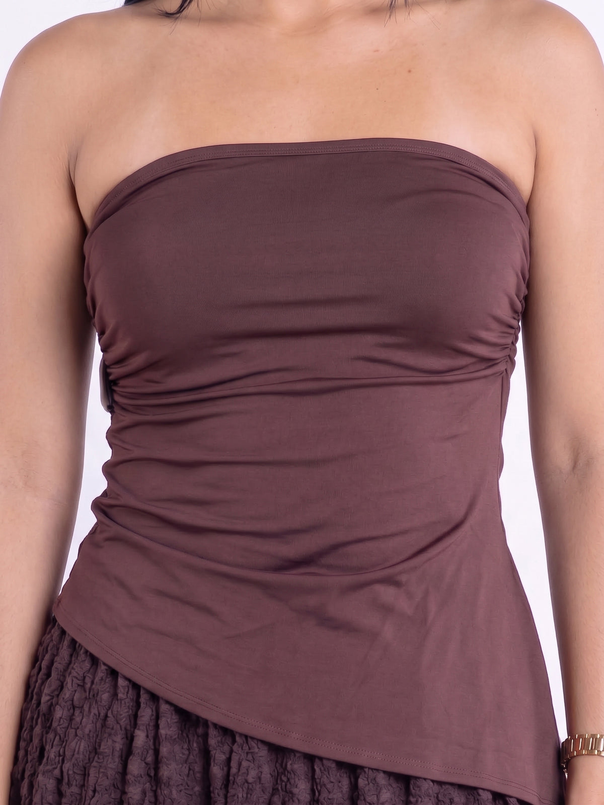 Crop top strapless con corte desigual