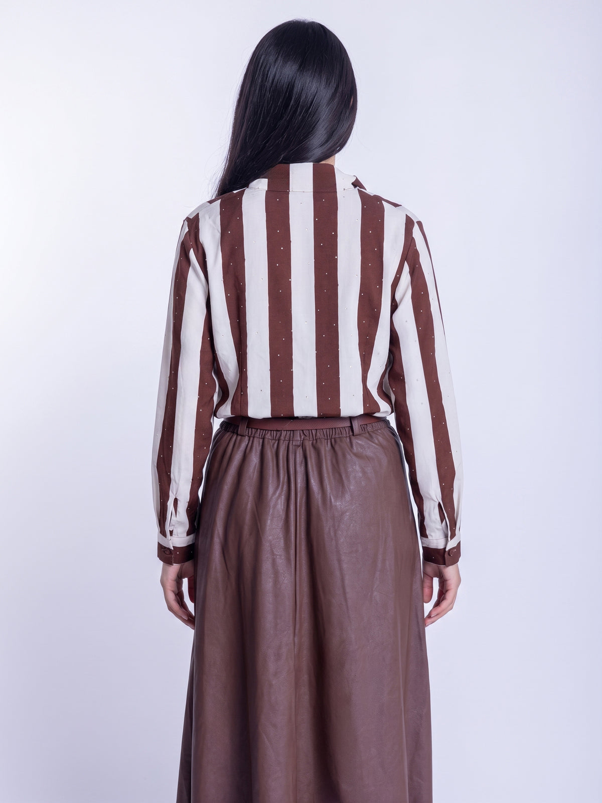 Blusa blanca con cafe con destellos abotonada