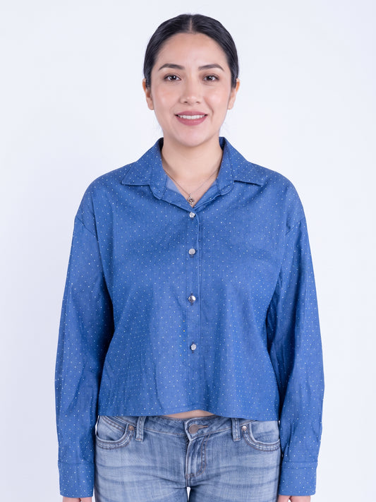 Blusa azul con destellos decorativos abotonada