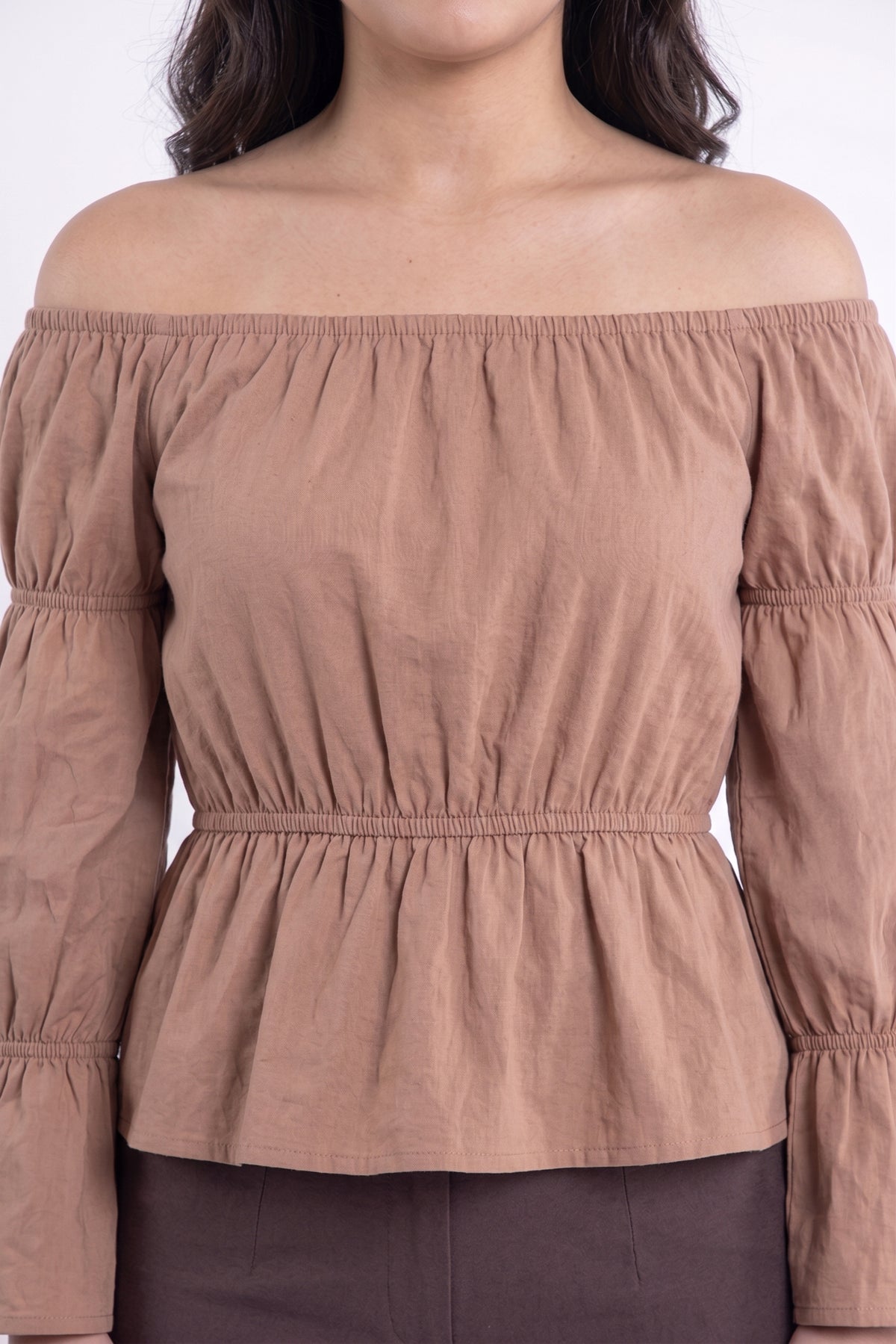 Blusa cafe con hombro descubierto