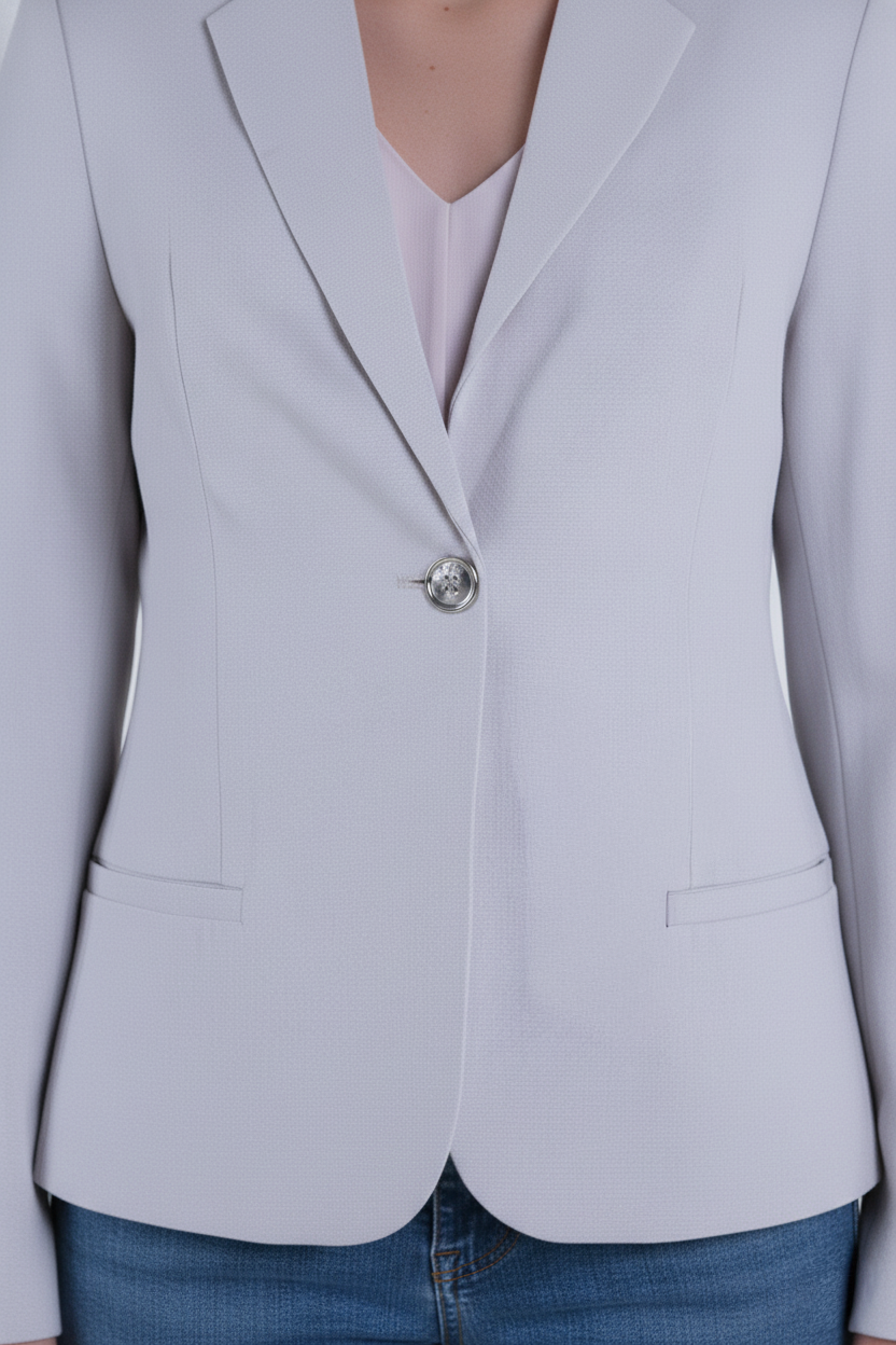 Saco beige con solapa y cierre a un boton