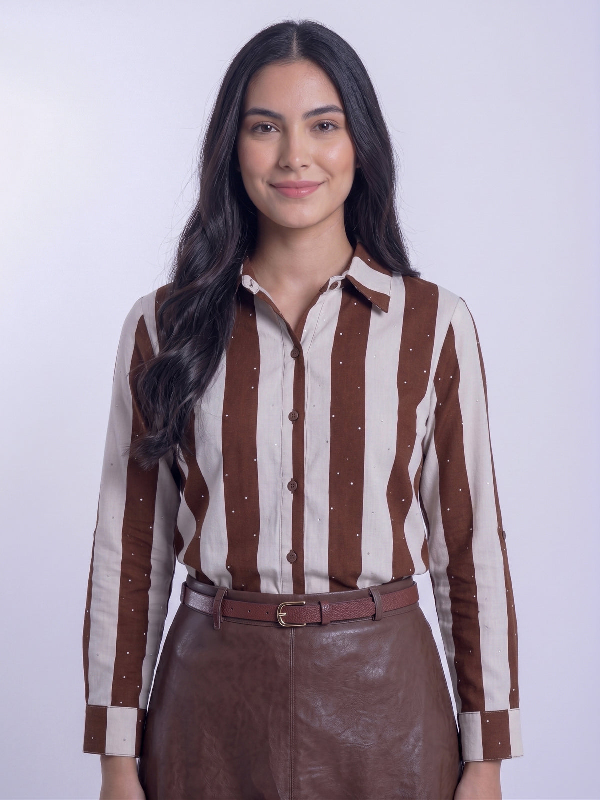 Blusa blanca con cafe con destellos abotonada