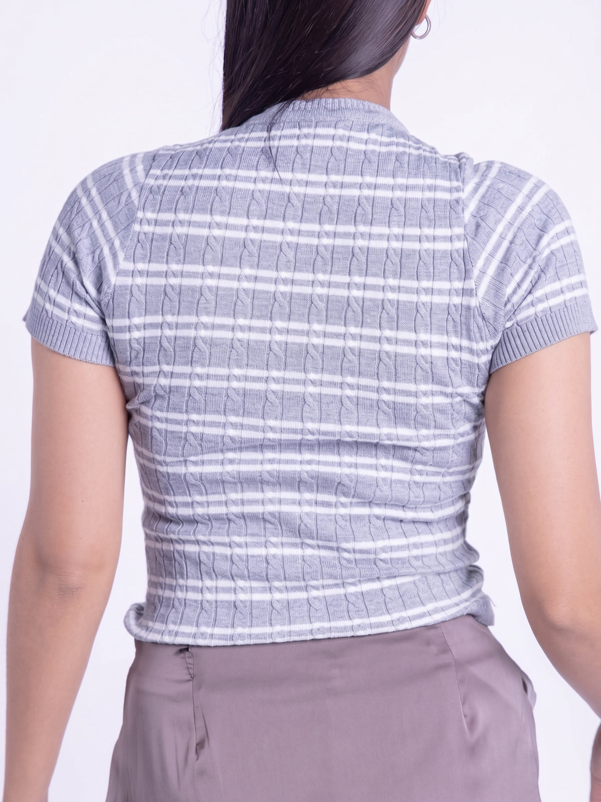 Sueter gris con blanco acanalado