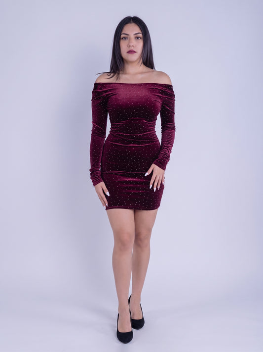 Vestido guinda con hombro descubierto, aplicaciones de Brillo