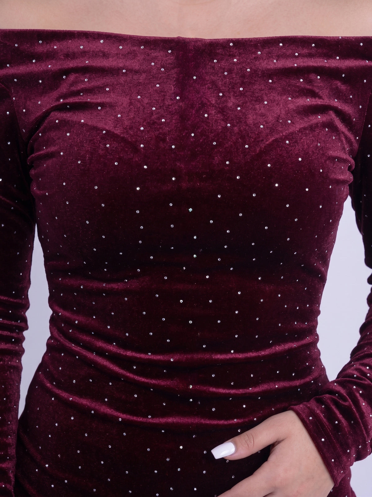 Vestido guinda con hombro descubierto, aplicaciones de Brillo