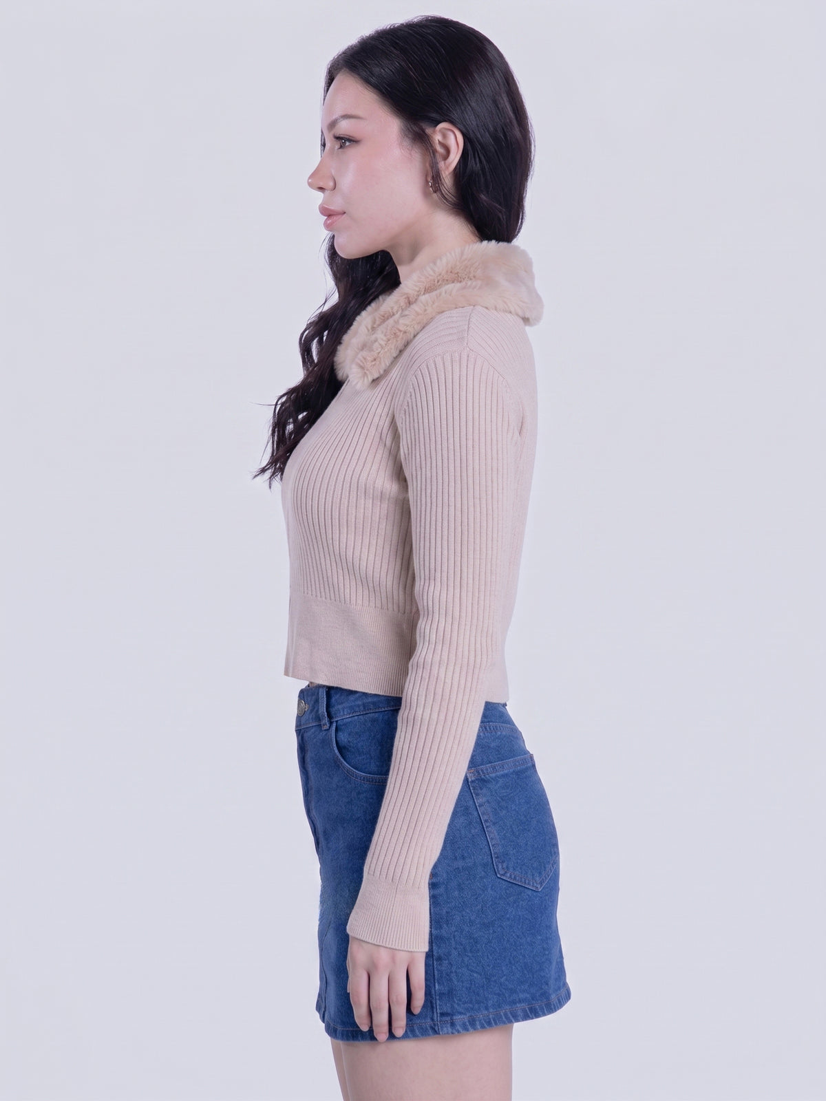 Suéter beige con peluche en cuello cierre con zipper