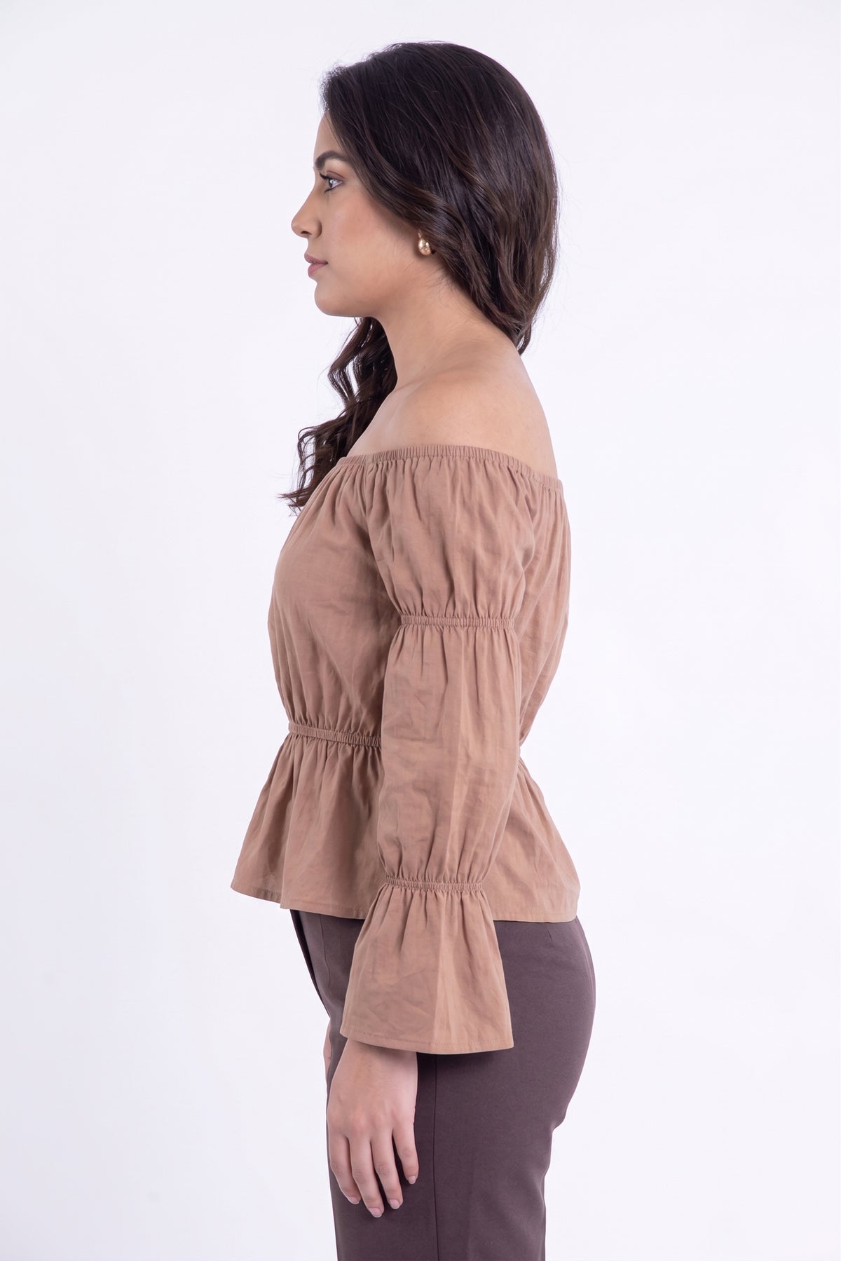 Blusa cafe con hombro descubierto