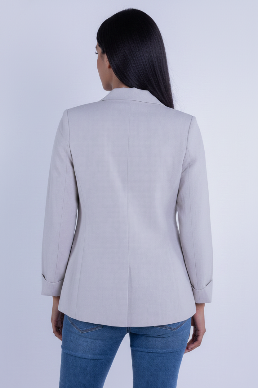 Saco beige con solapa y cierre a un boton
