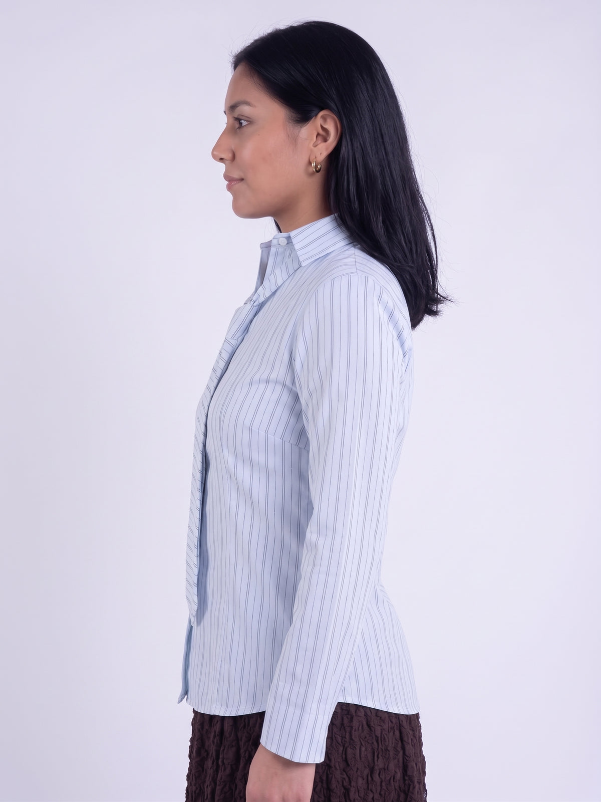 Blusa azul rayada con corbata abotonada