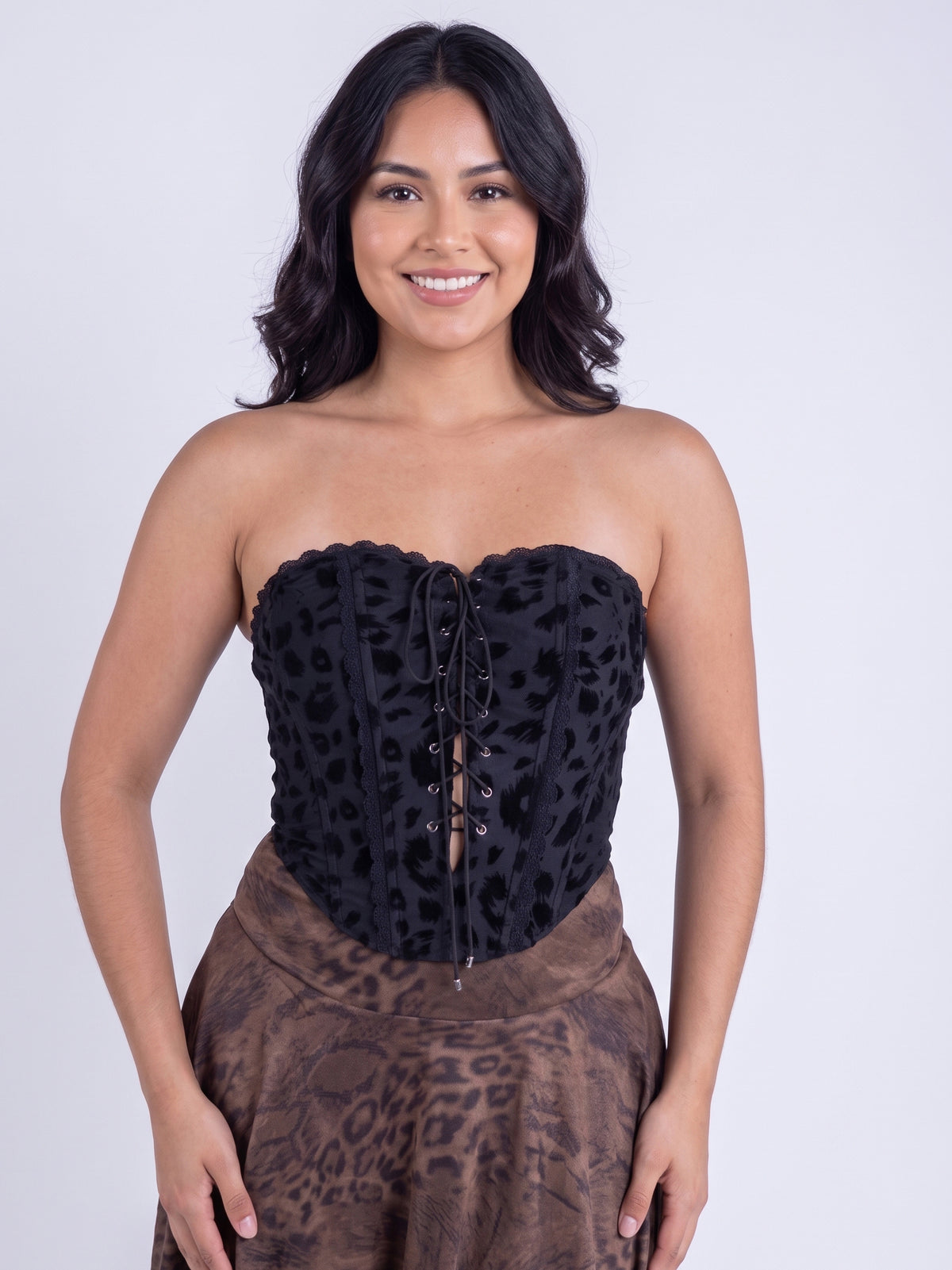 Crop top estilo corset con estampado animal print