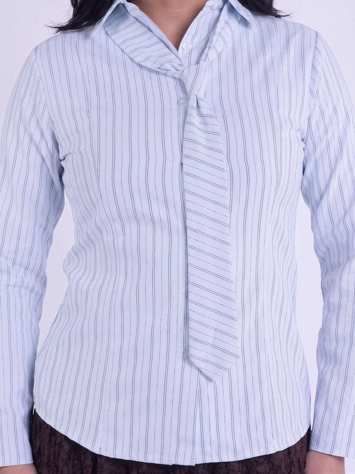 Blusa azul rayada con corbata abotonada