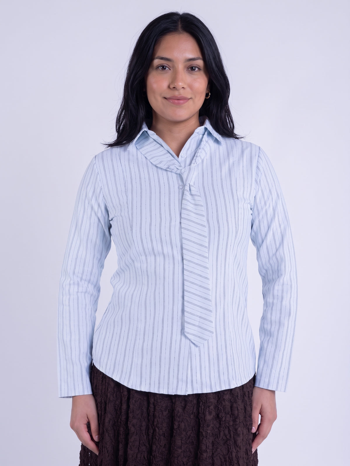 Blusa azul rayada con corbata abotonada