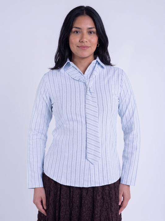 Blusa azul rayada con corbata abotonada