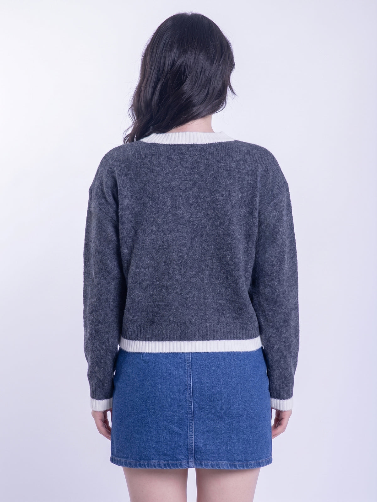 Suéter gris con letras