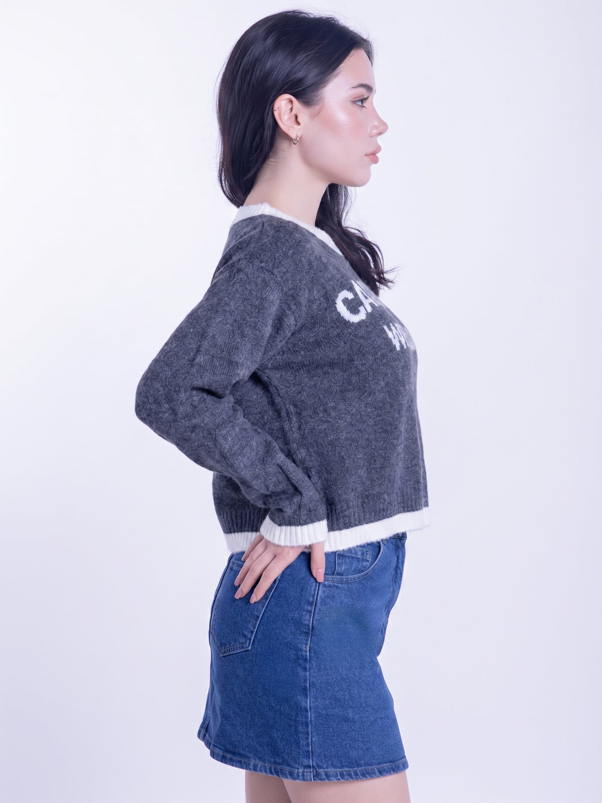 Suéter gris con letras