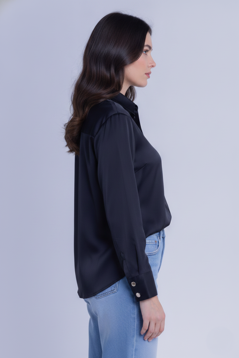Blusa satinada negra abotonada