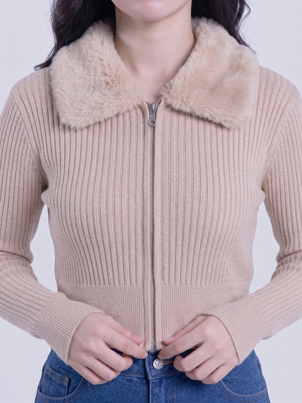 Suéter beige con peluche en cuello cierre con zipper