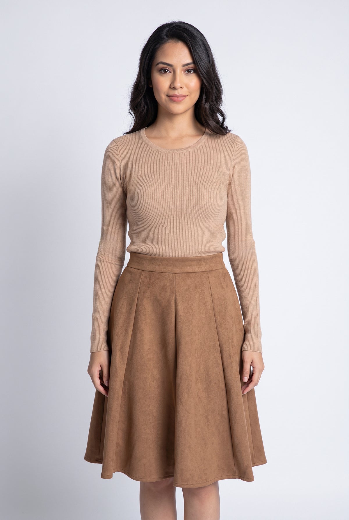 Suéter beige cuello redondo entallado