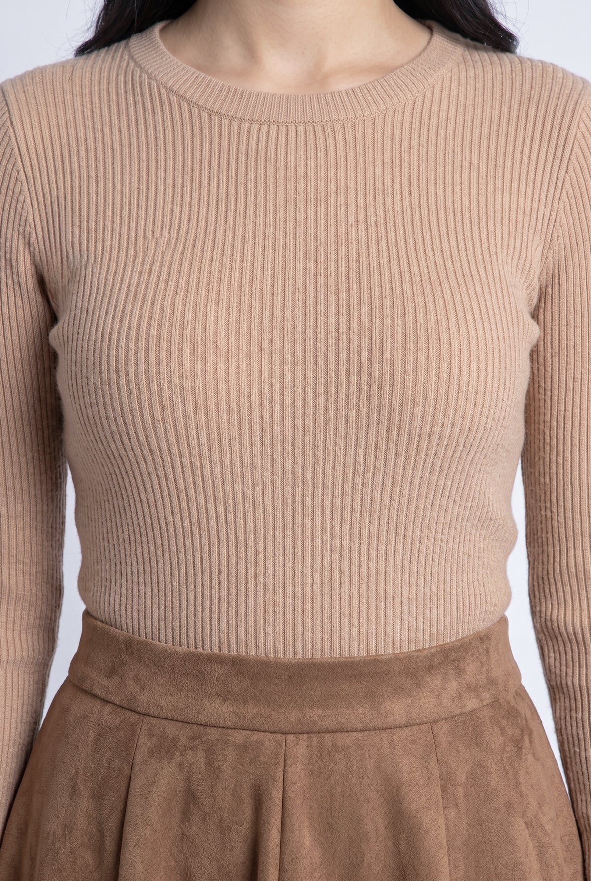 Suéter beige cuello redondo entallado