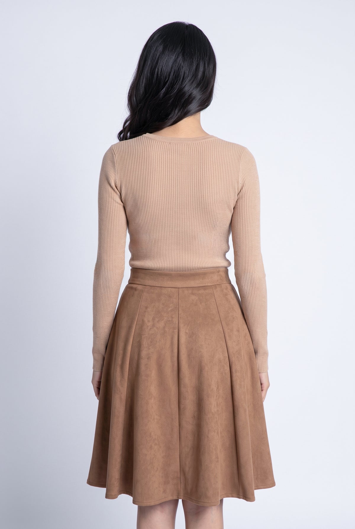 Suéter beige cuello redondo entallado