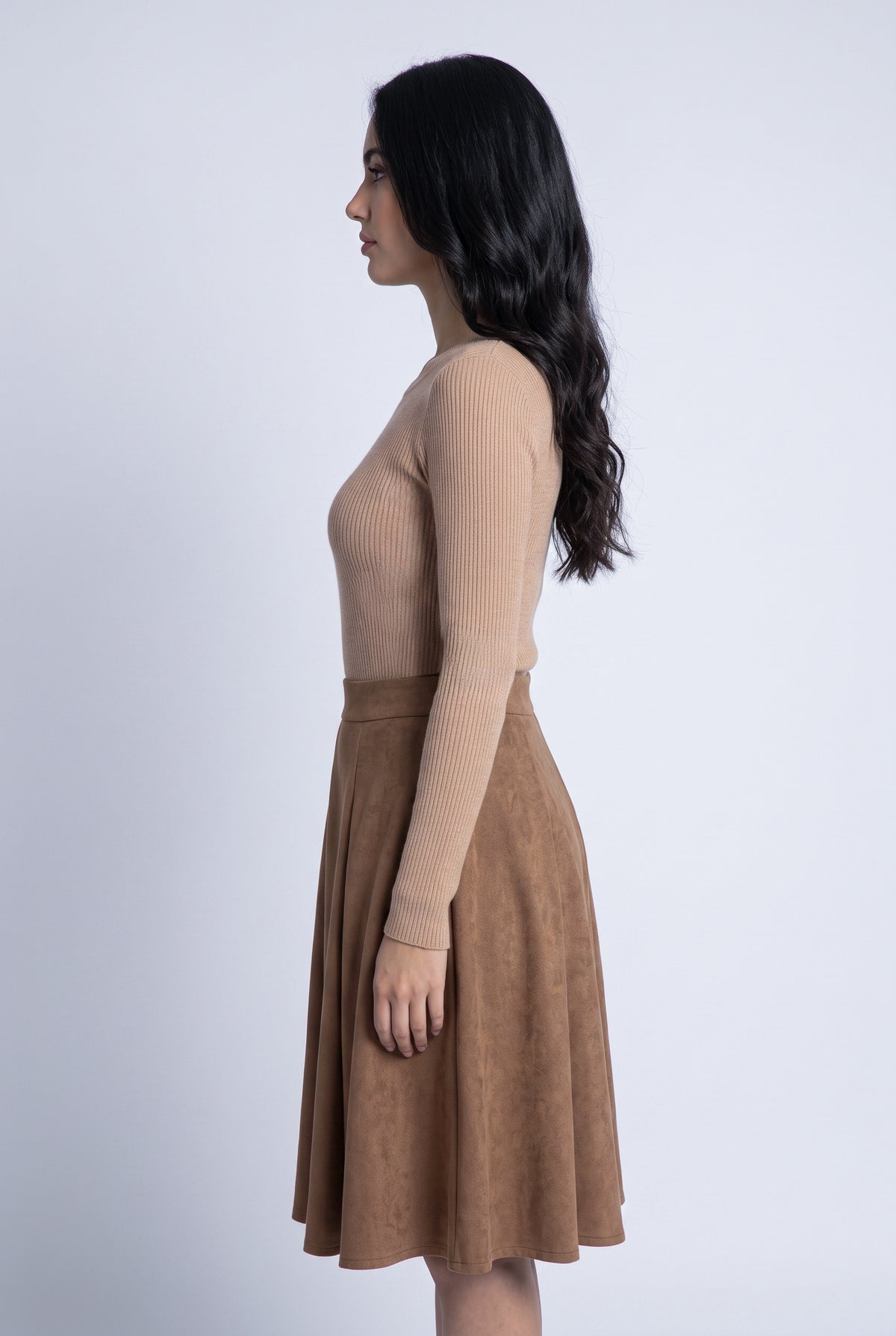 Suéter beige cuello redondo entallado
