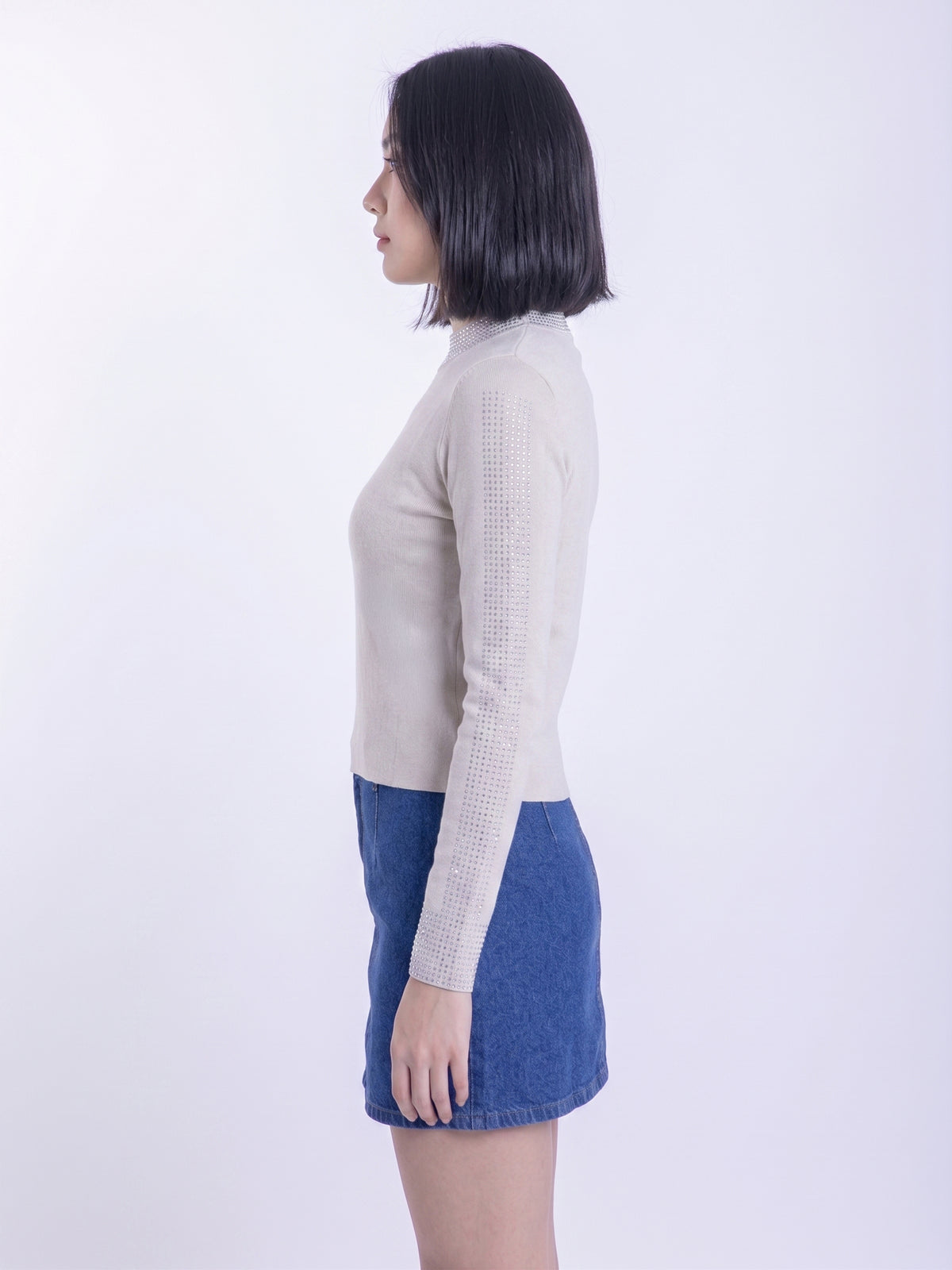 Blusa beige tipo suéter con brillos entallada