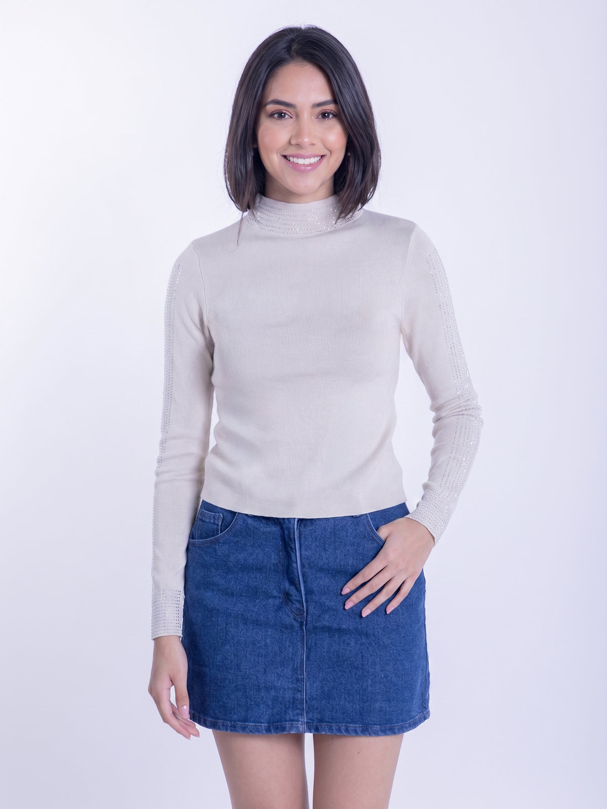 Blusa beige tipo suéter con brillos entallada