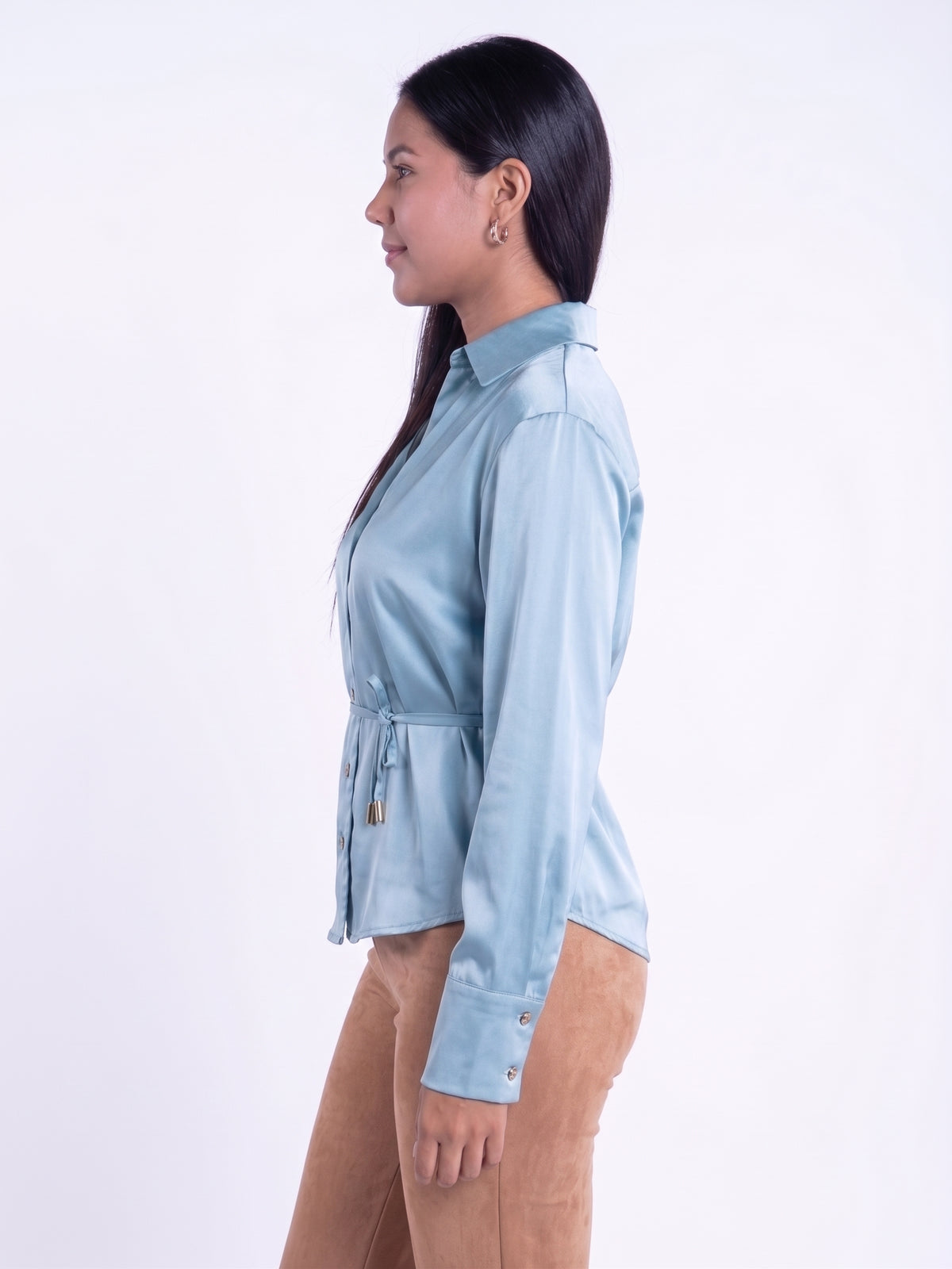 Blusa satinada abotonada con cinto ajustable