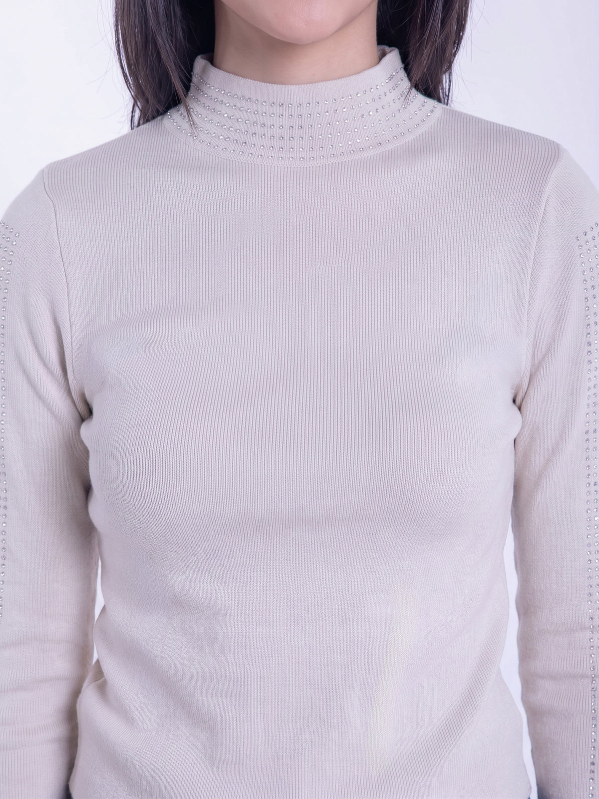 Blusa beige tipo suéter con brillos entallada
