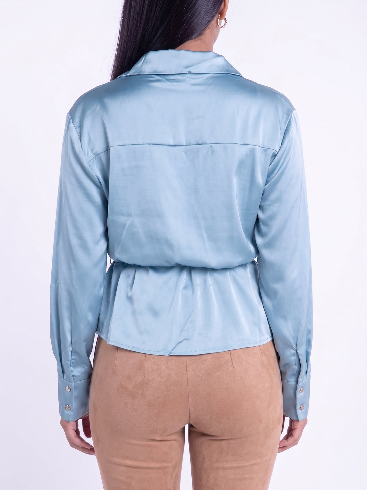 Blusa satinada abotonada con cinto ajustable