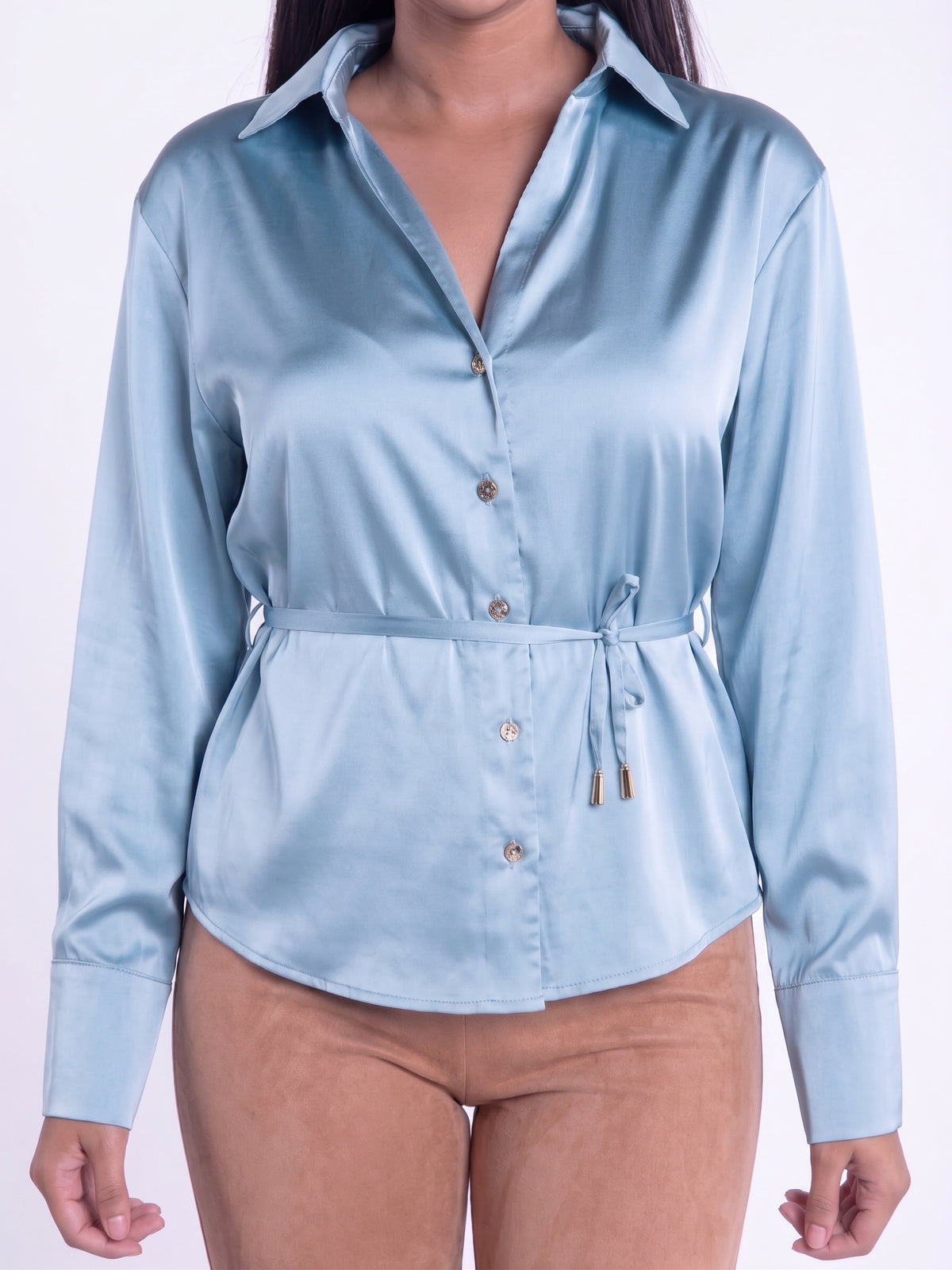 Blusa satinada abotonada con cinto ajustable