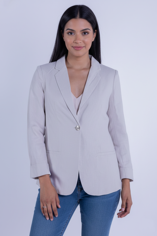 Saco beige con solapa y cierre a un boton
