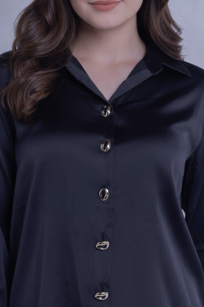 Blusa satinada negra abotonada