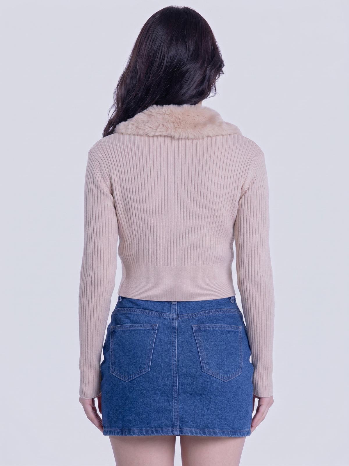 Suéter beige con peluche en cuello cierre con zipper