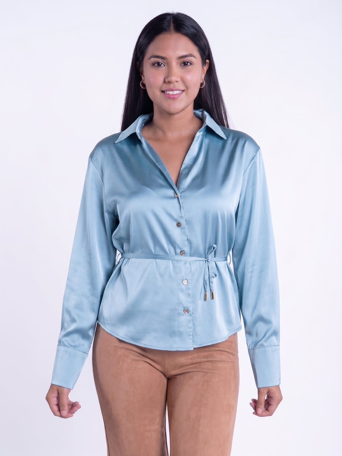 Blusa satinada abotonada con cinto ajustable
