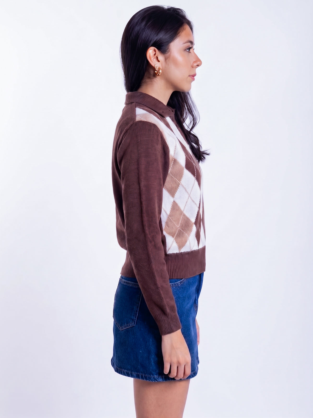 Suéter cafe con rombos cuello estilo polo