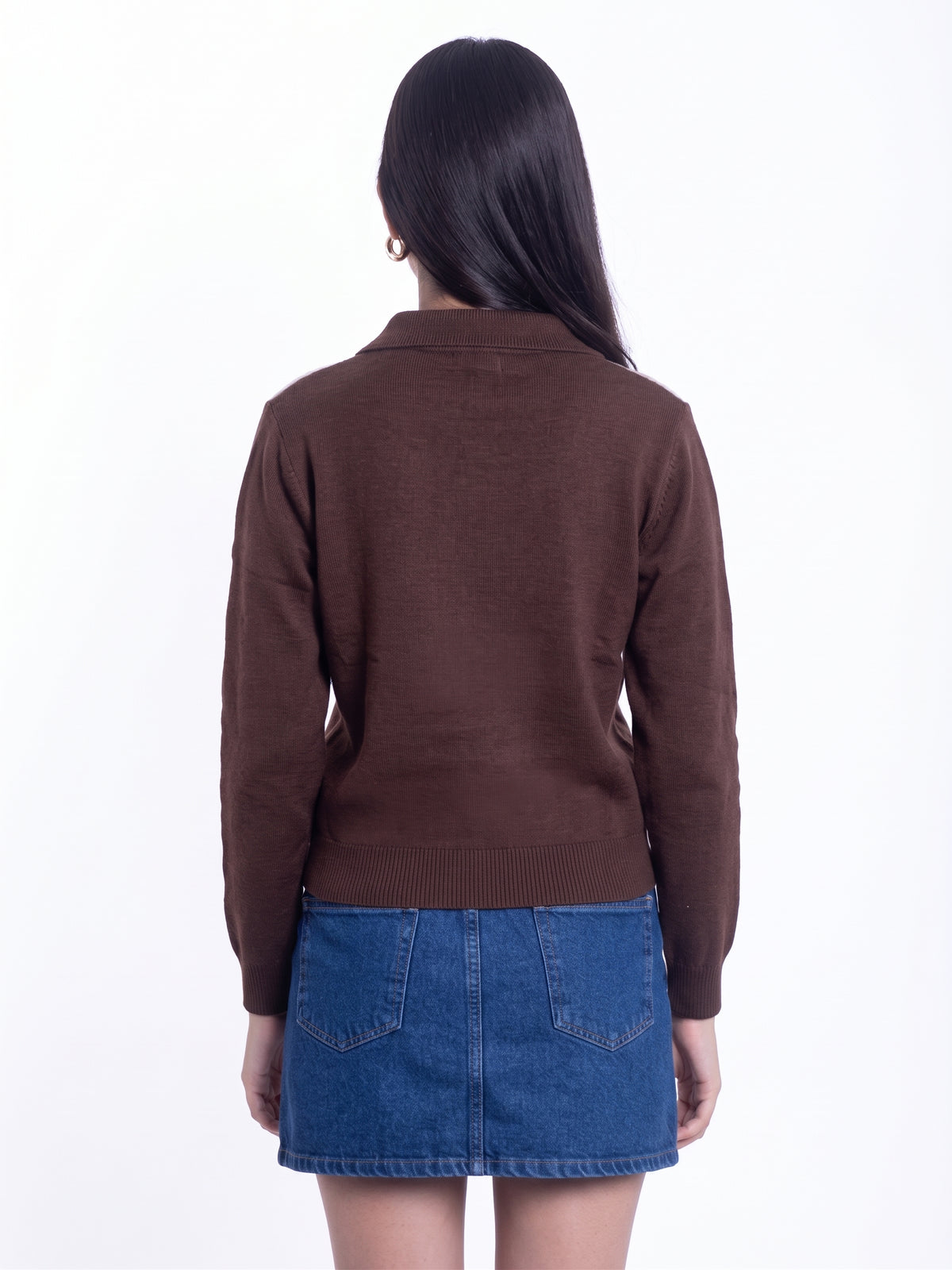 Suéter cafe con rombos cuello estilo polo