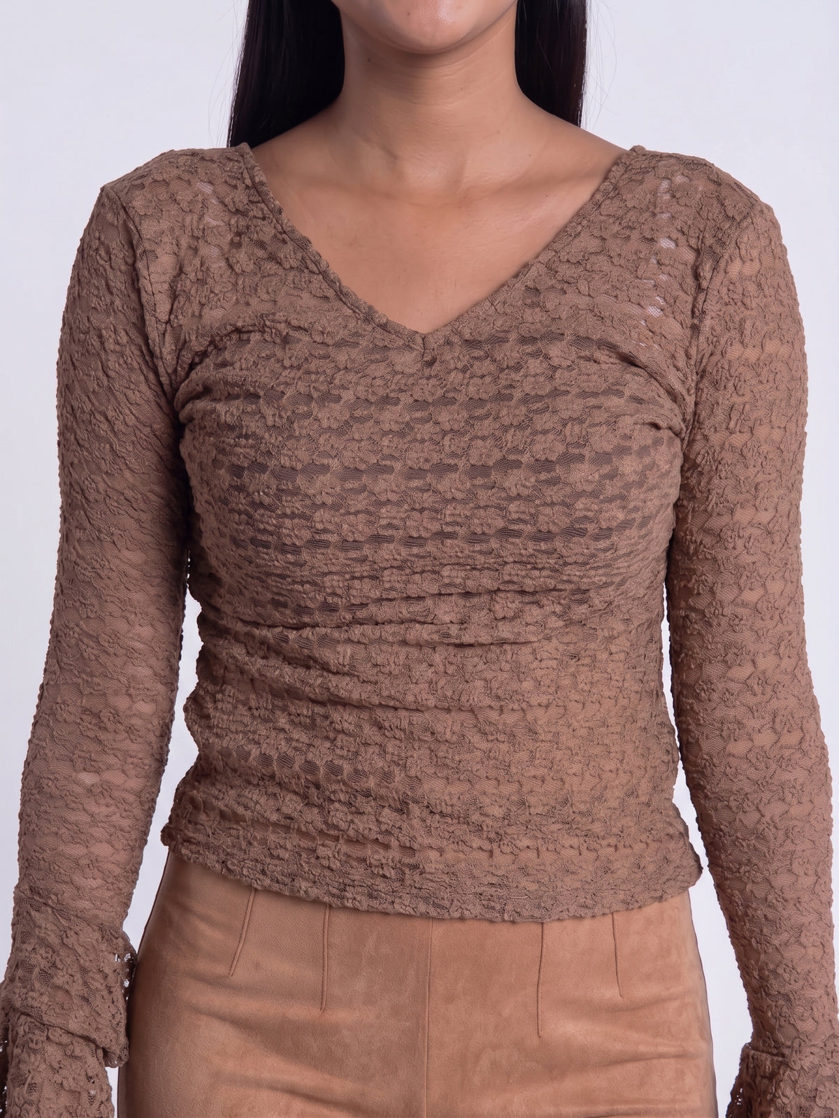 Blusa cafe cuello en V de encaje