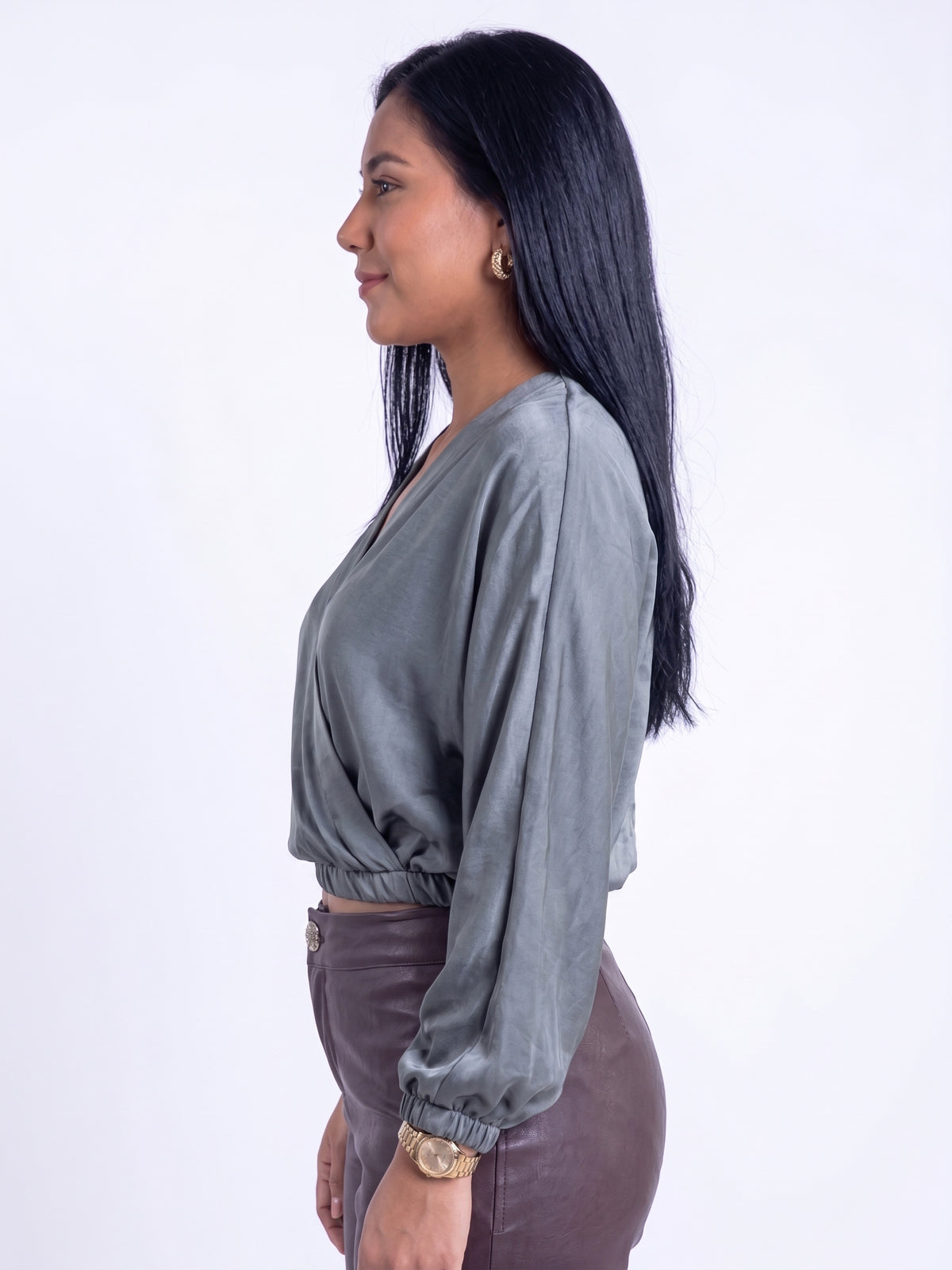 Blusa color onix satinada corte cruzado