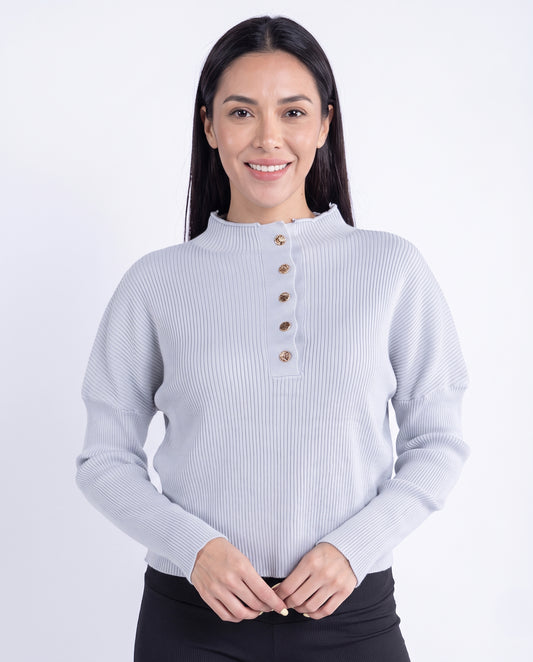 Suéter gris cuello alto abotonado estilo acanalado