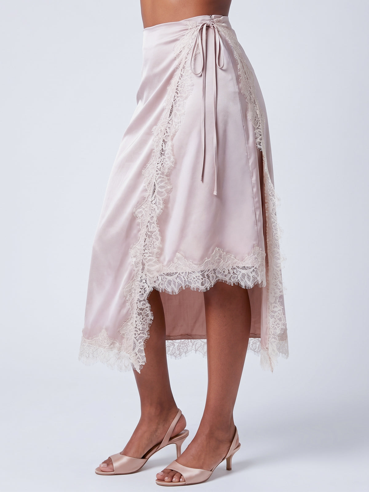 Falda beige satinada con amarre lateral con encaje en bastilla