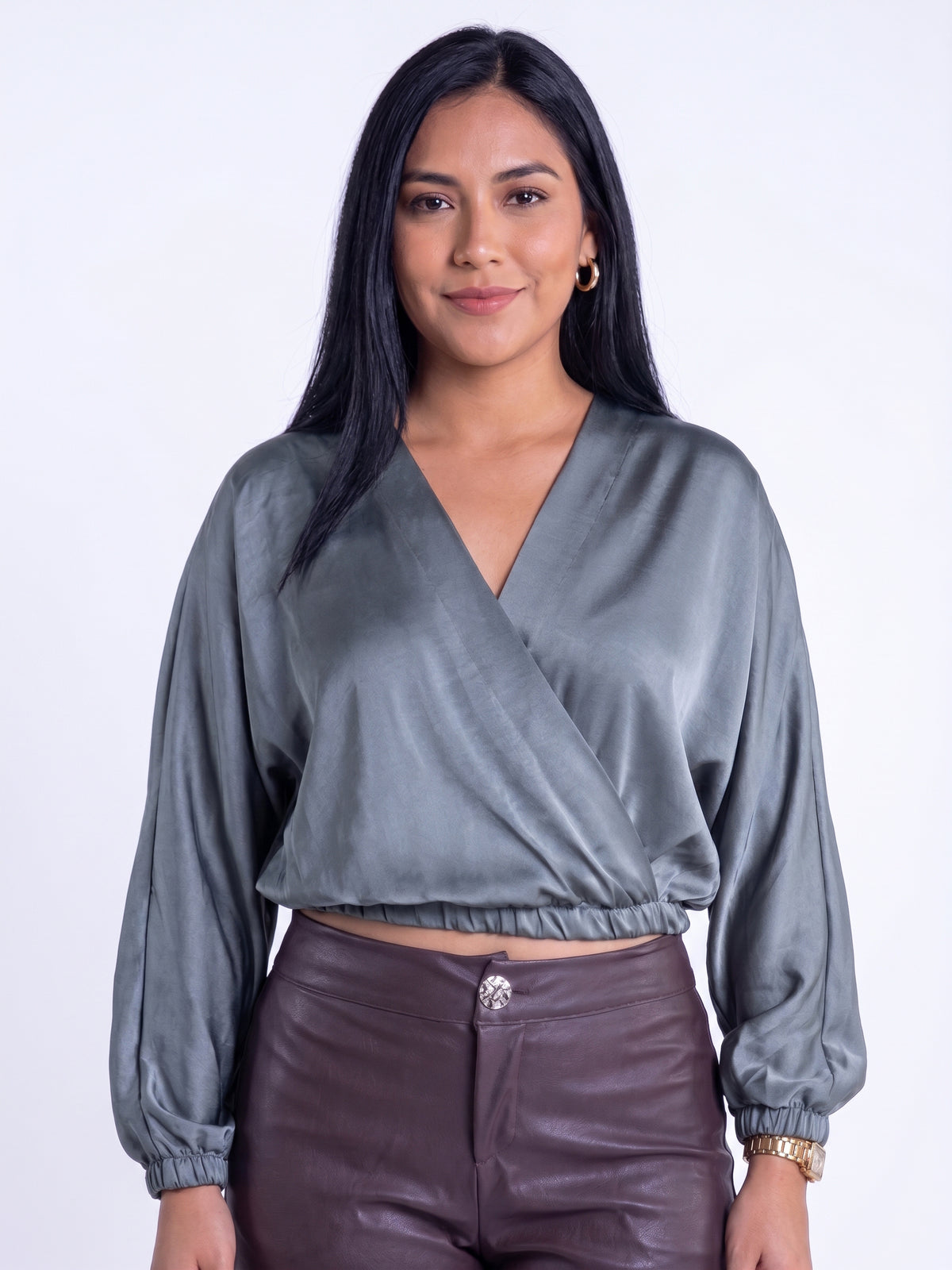 Blusa color onix satinada corte cruzado
