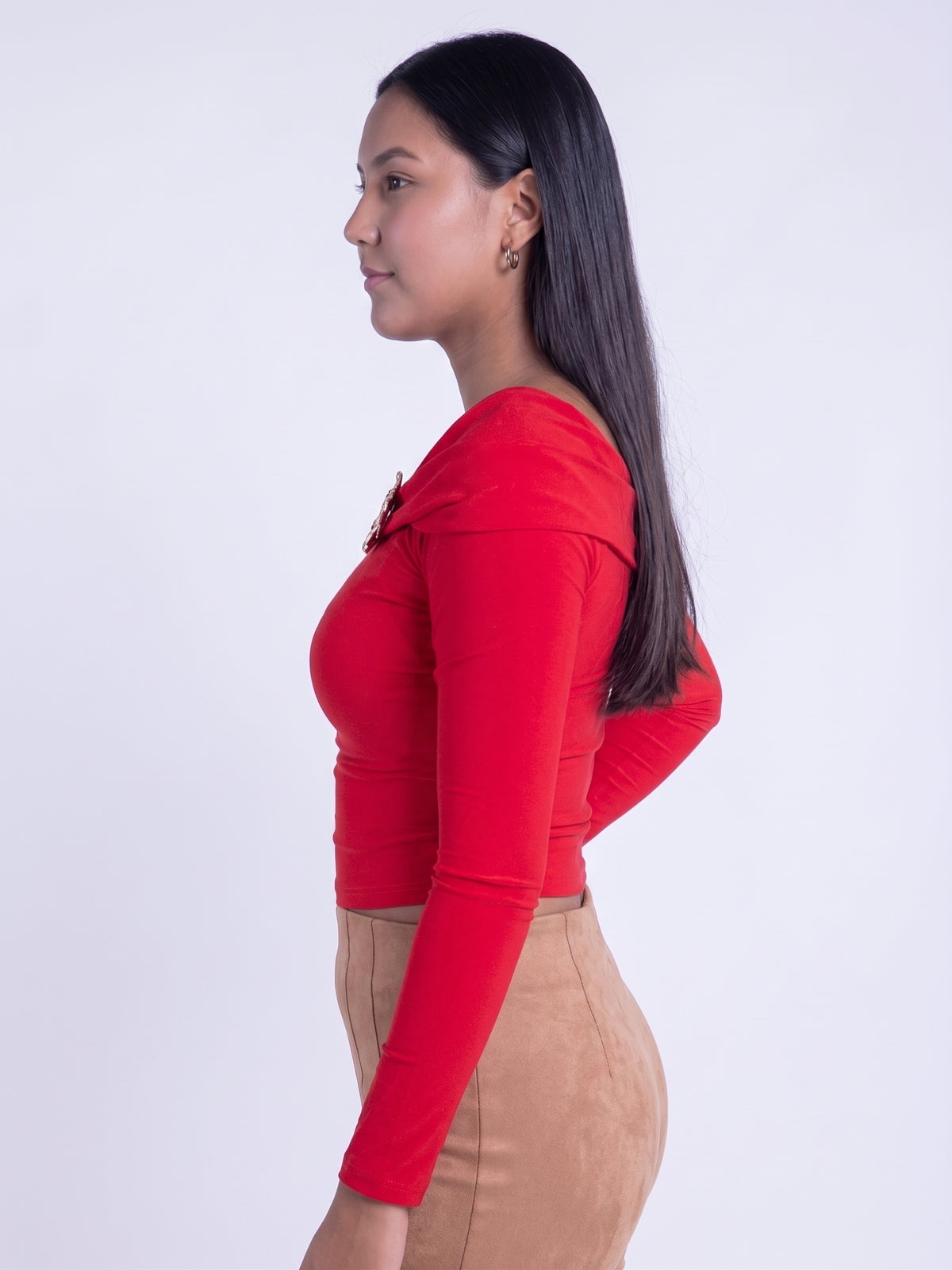 Blusa roja con un hombro descubierto prendedor decorativo