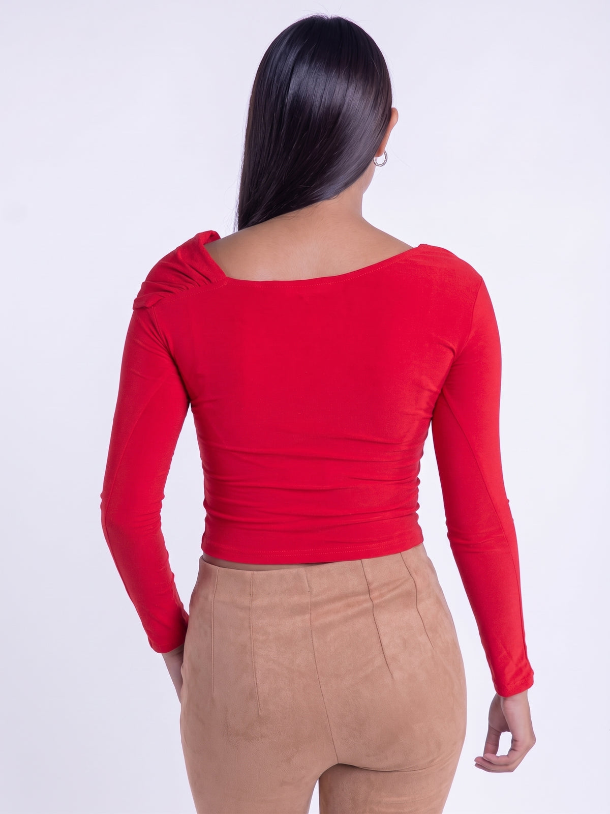 Blusa roja con un hombro descubierto prendedor decorativo