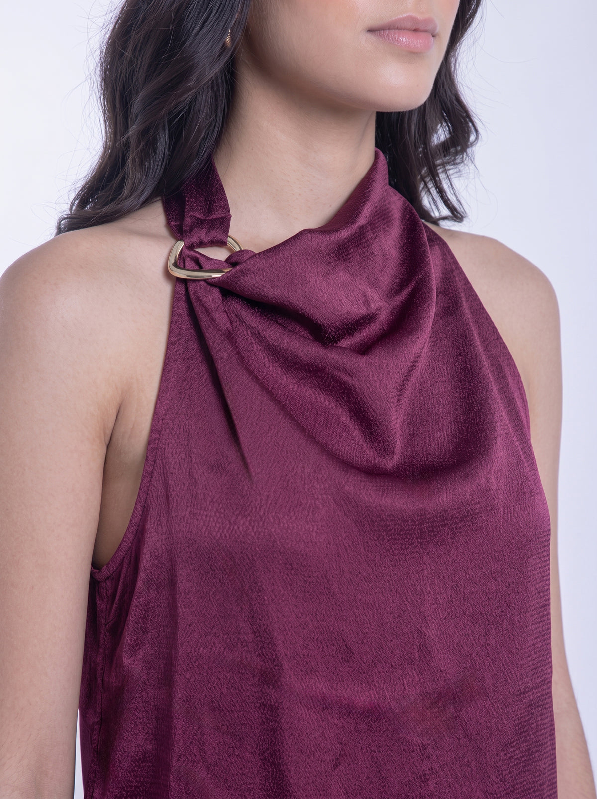 Blusa guinda con detalle en cuello de argolla
