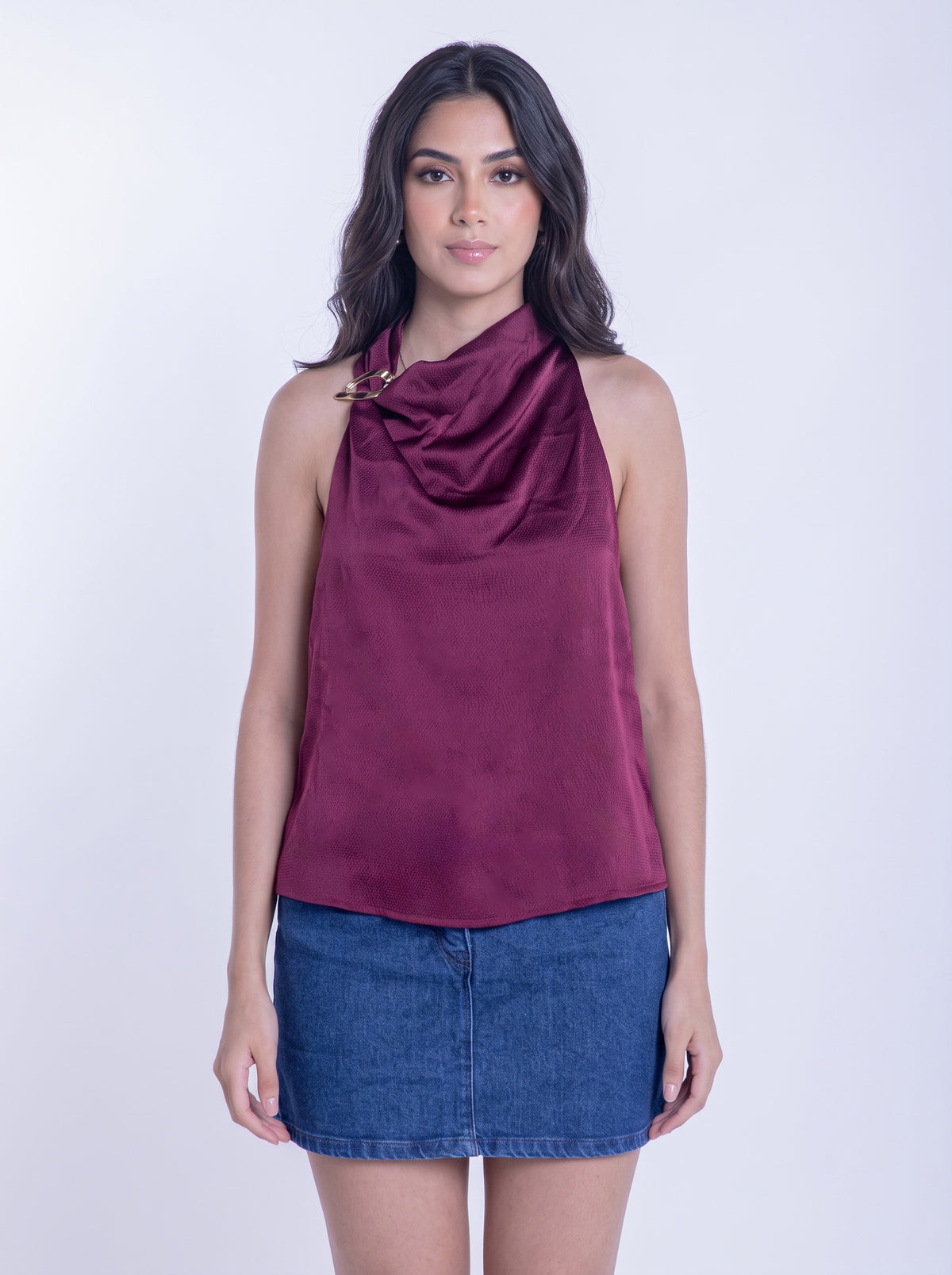 Blusa guinda con detalle en cuello de argolla