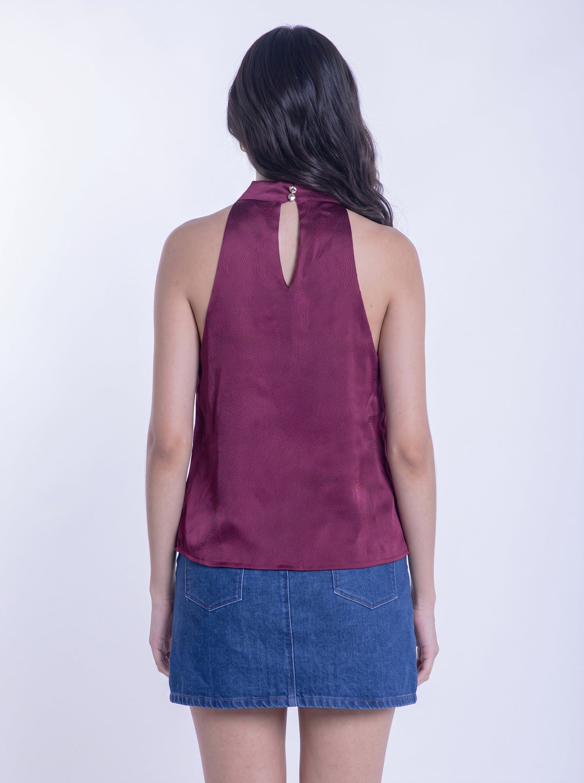 Blusa guinda con detalle en cuello de argolla